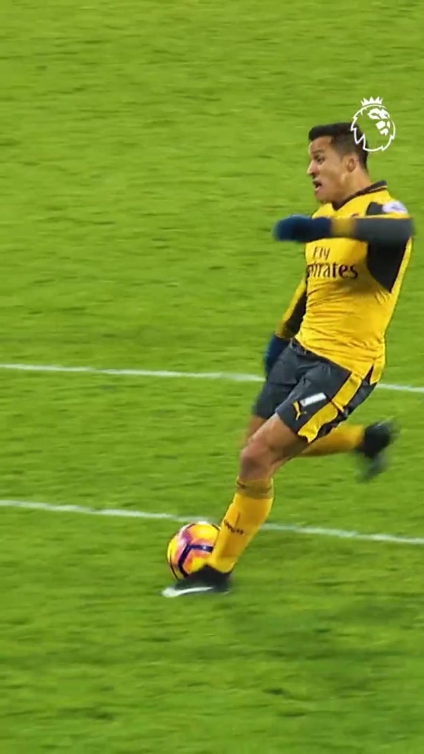 曾经一人扛起枪手锋线!桑切斯这单刀球处理技术太无敌了!