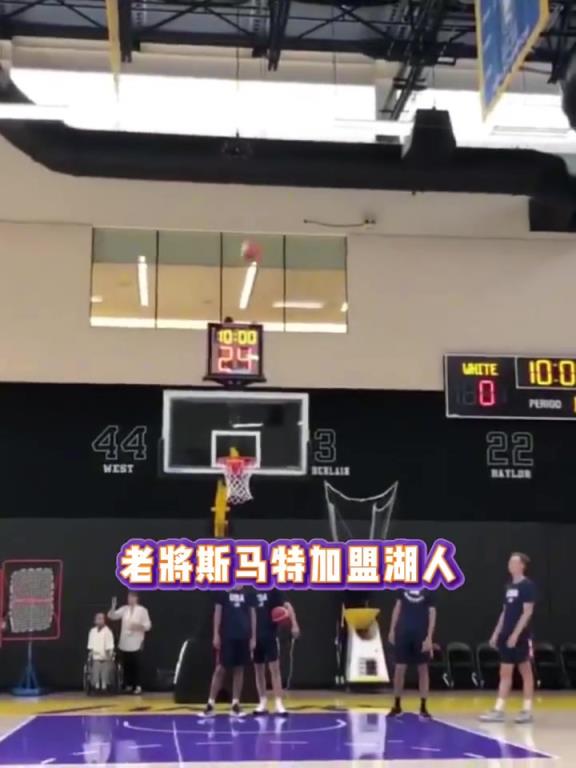 跟东契奇学的?斯玛特这坐地上扔进半场三分,实在有点东西啊