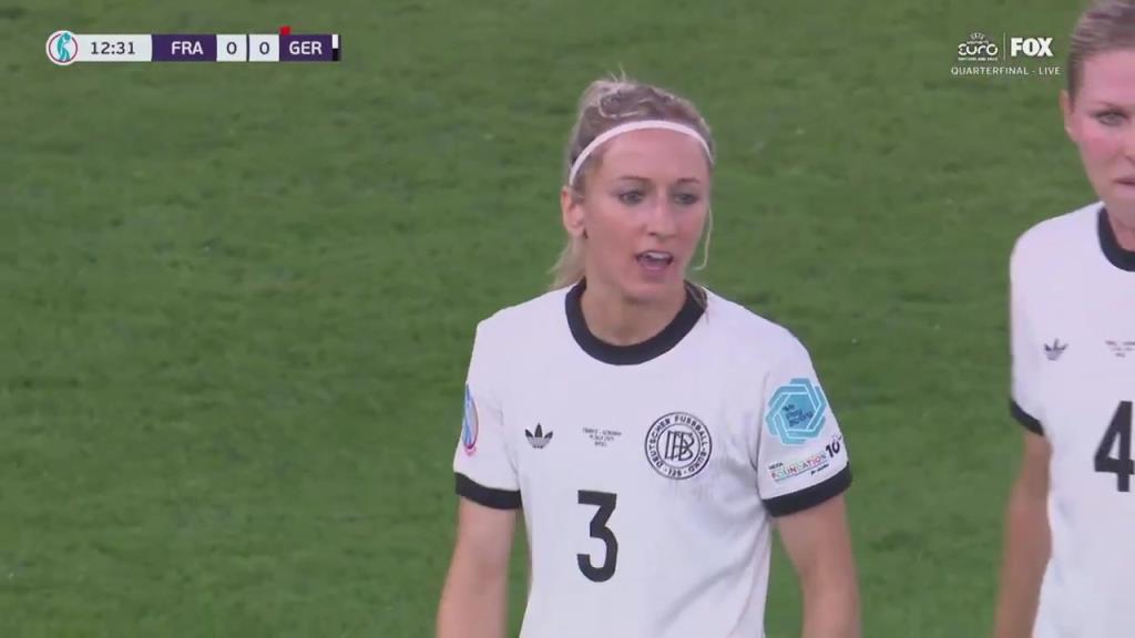 活久见!德国女足禁区内拉拽对手头发犯规,被判罚红点套餐!