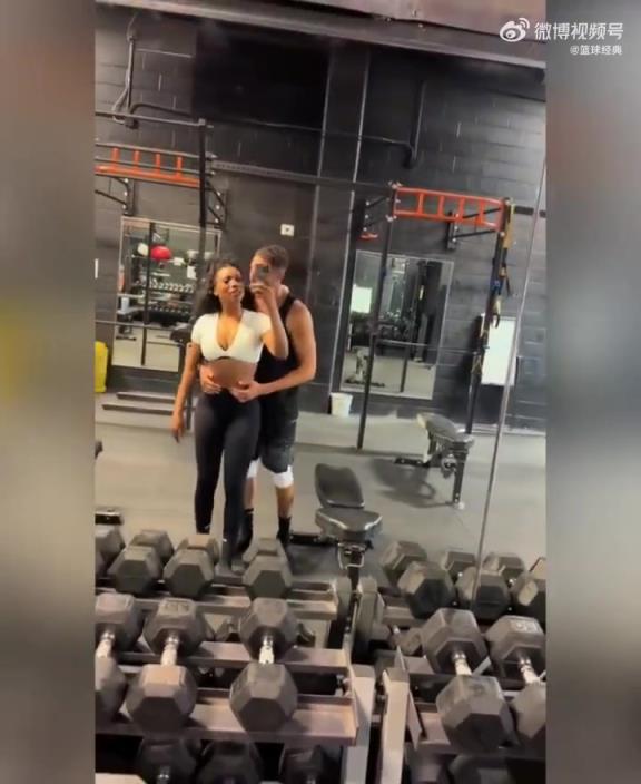 男女搭配,干活不累!克莱与身材火辣的新女友一起在健身房撸铁