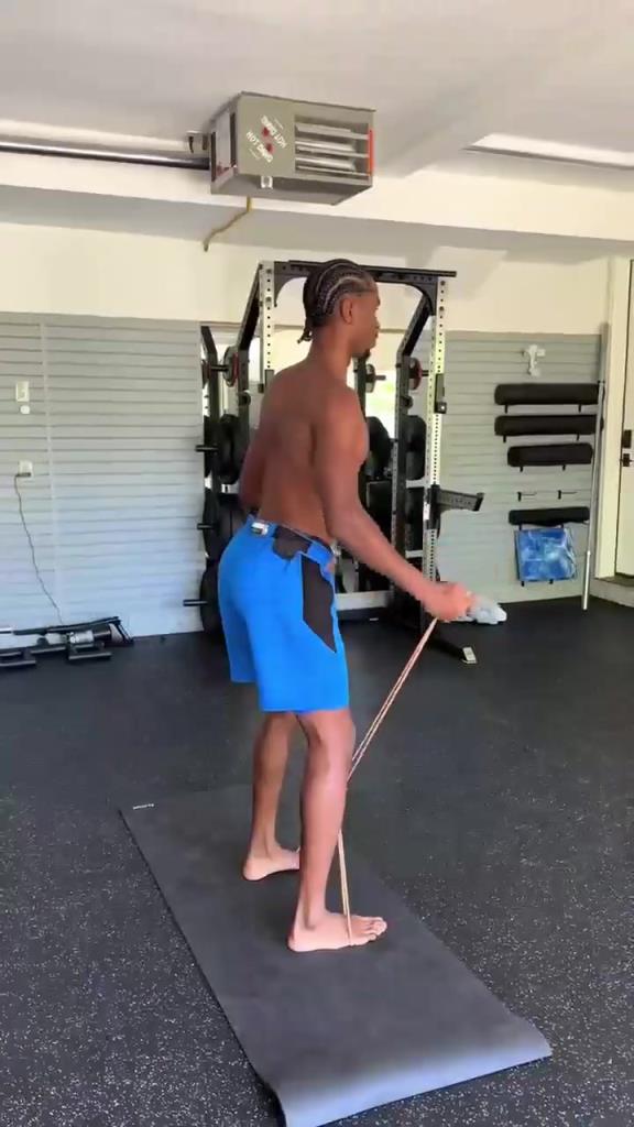 经典背后视角!SGA继续每日的训练!