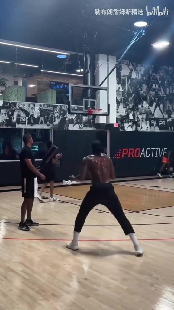 满身大汗!杰伦格林三分练得酣畅淋漓!