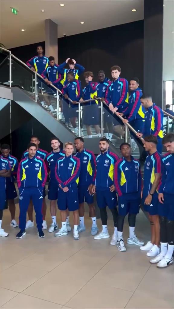 亚洲行开启!苏比门迪被摸耳朵!阿森纳整体颜值挺高啊~