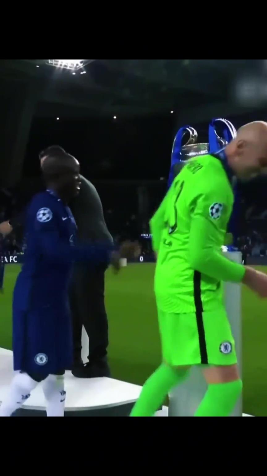 坎特除了黑点就没黑点,挣了大钱不换车不换房,甚至手机都不换