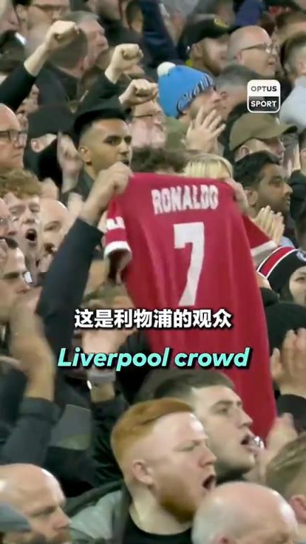 当年C罗不幸丧子,安菲尔德主场球迷高举C罗球衣送上掌声鼓励