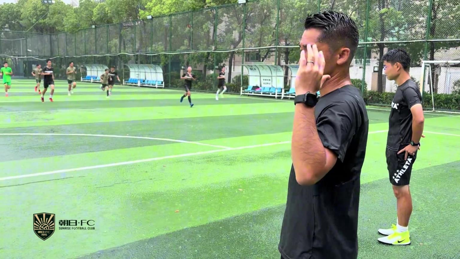 看到日籍教练在雨中的精神状态与眼神,才明白日本足球为何崛起