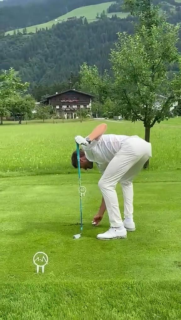 穆勒社媒晒打高尔夫视频,大家快来看看水平如何!