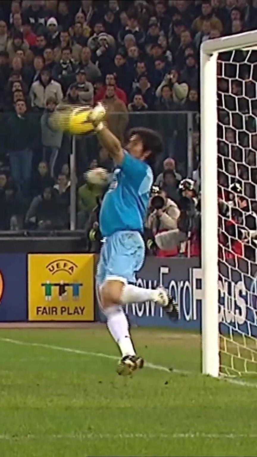 卡洛斯的任意球很恐怖吗?布冯:老哥我单手就能扑!