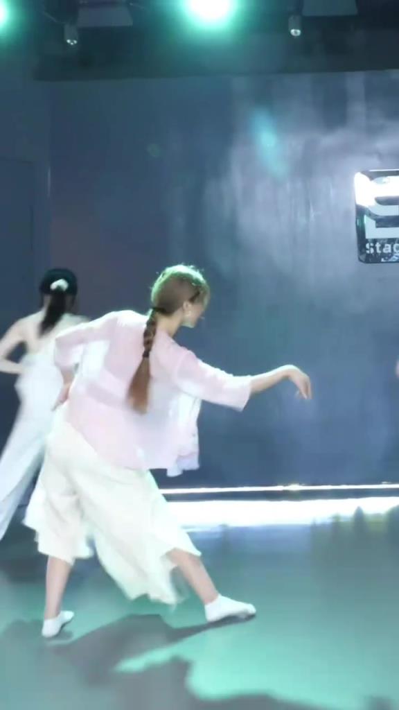 周玲安练国风爵士舞,确实有底子的