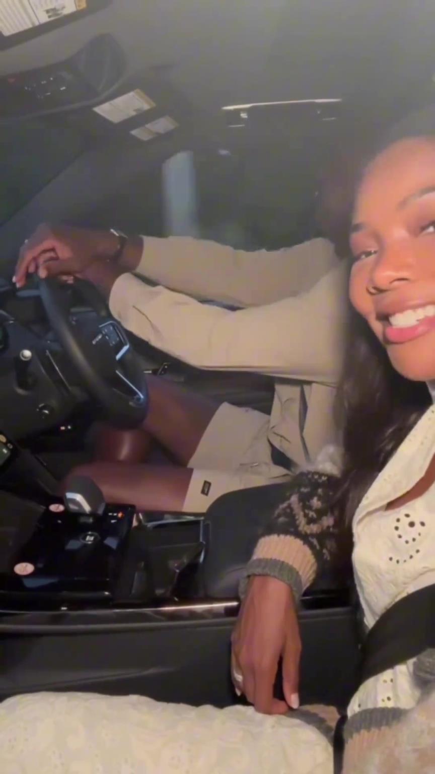 韦德跟老婆在车上嗨翻,这造型有点坎爷的味道了。。。