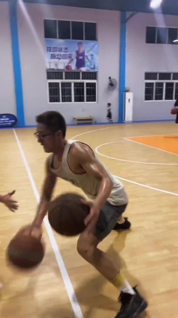 双手运着打,只有打球的才知道他有多强~