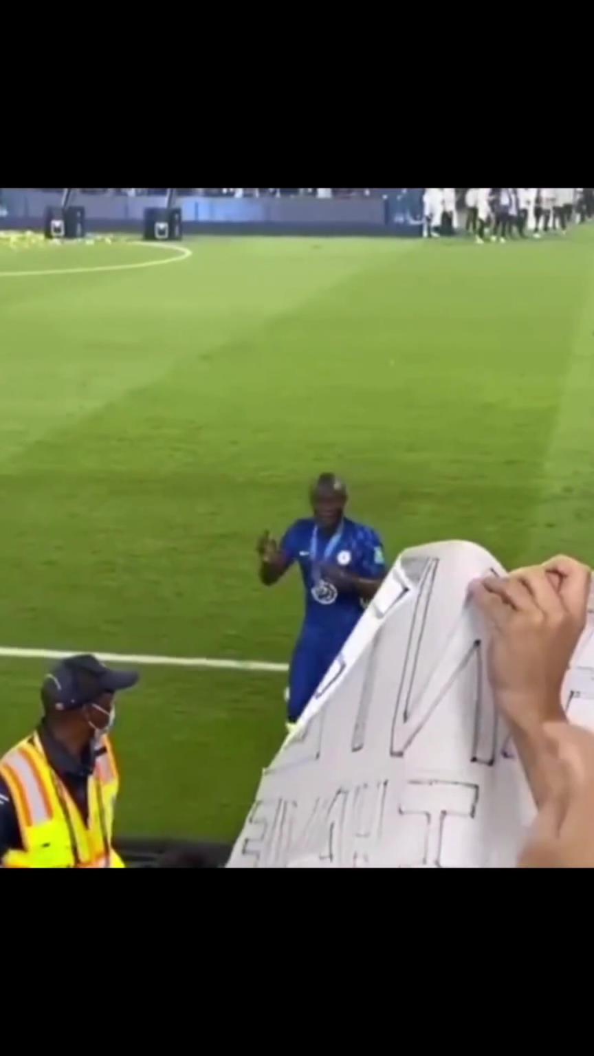 笑容常伴!坎特好像永远都面带微笑,除了和美女拍照的时候!