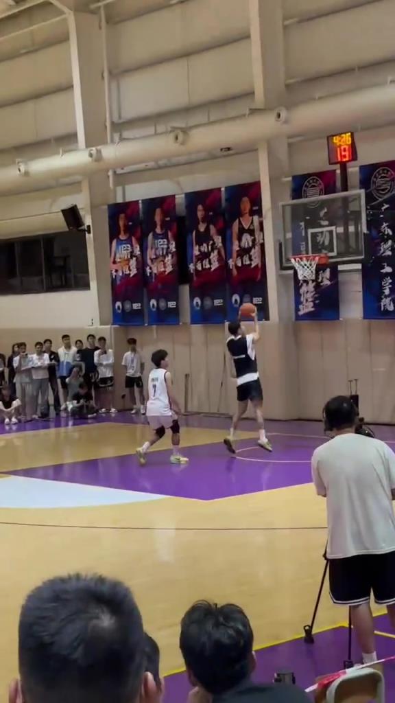 是来耍猴的?曹岩实战竟然尝试大风车暴扣 全场哄堂大笑羞愧跪地