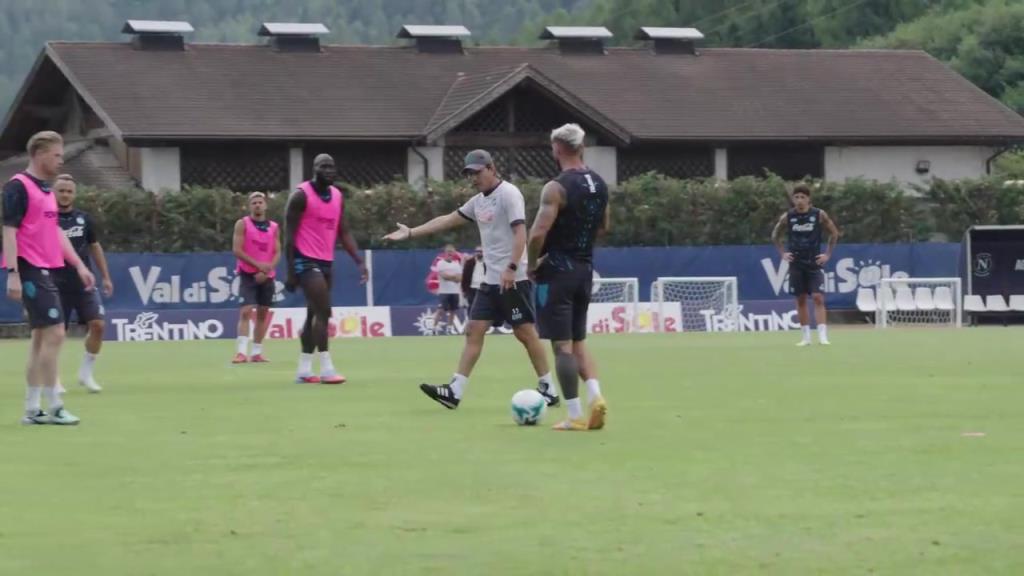 每天观众都很多啊!那不勒斯的第四天训练日!德布劳内直拍!