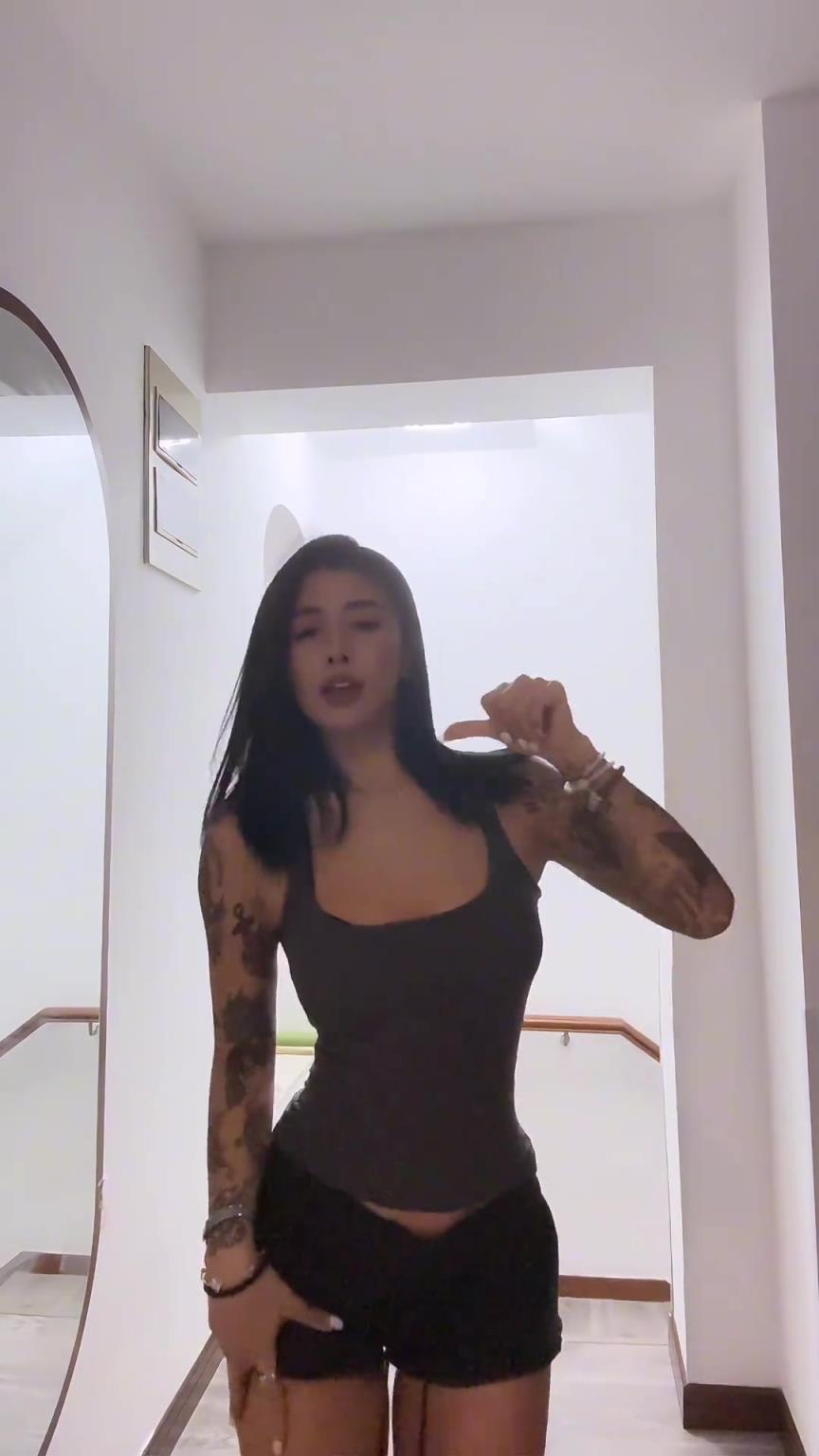 李添荣女友这身材要是没纹身那可太顶了!