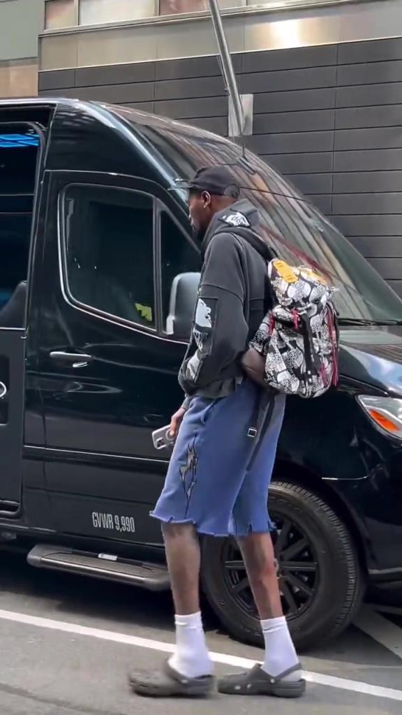 杜兰特现身纽约街头 这身穿搭气质直接拉满