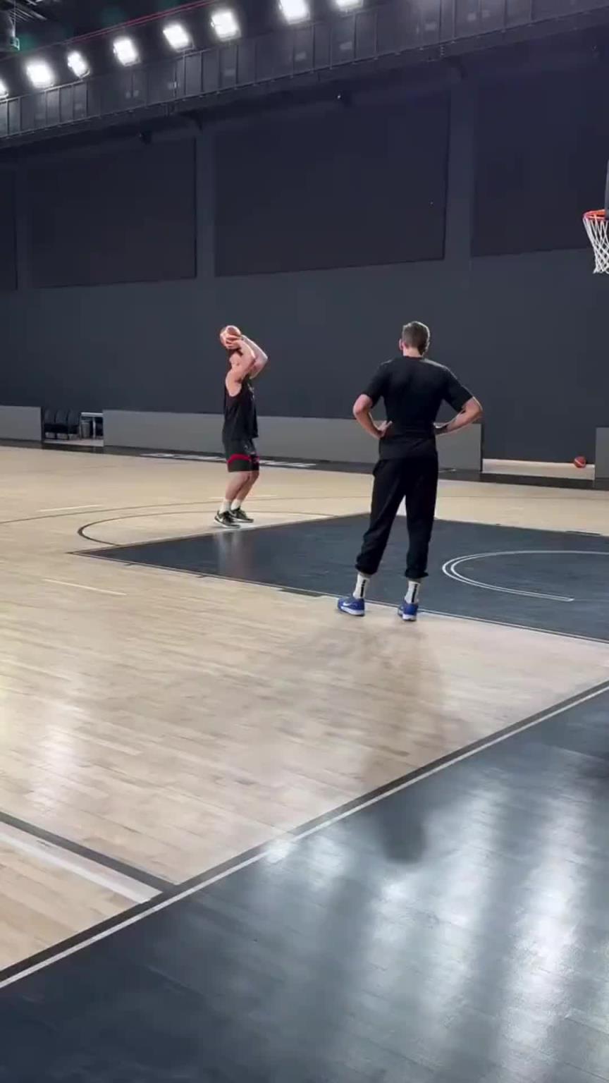 申京和范乔丹在土耳其一起训练罚篮