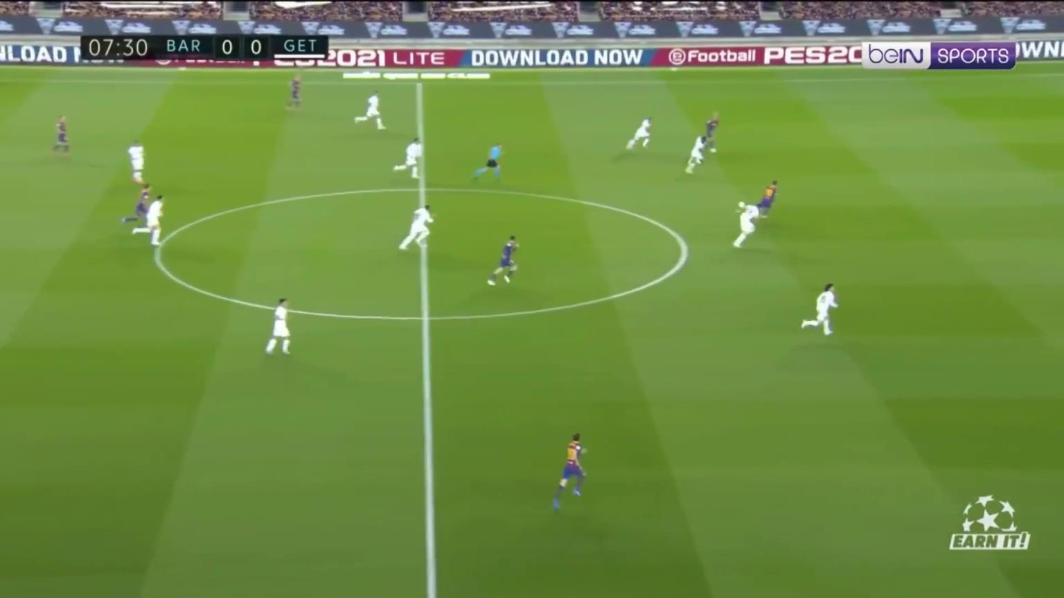 经典的布斯克茨连线梅西!这一下梅西被推但依旧阻挡不了进球!