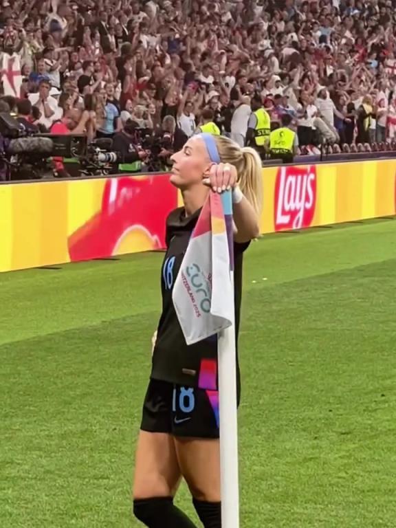 太飒了!凯莉第119分钟绝杀,做出安静手势+扶角旗杆庆祝