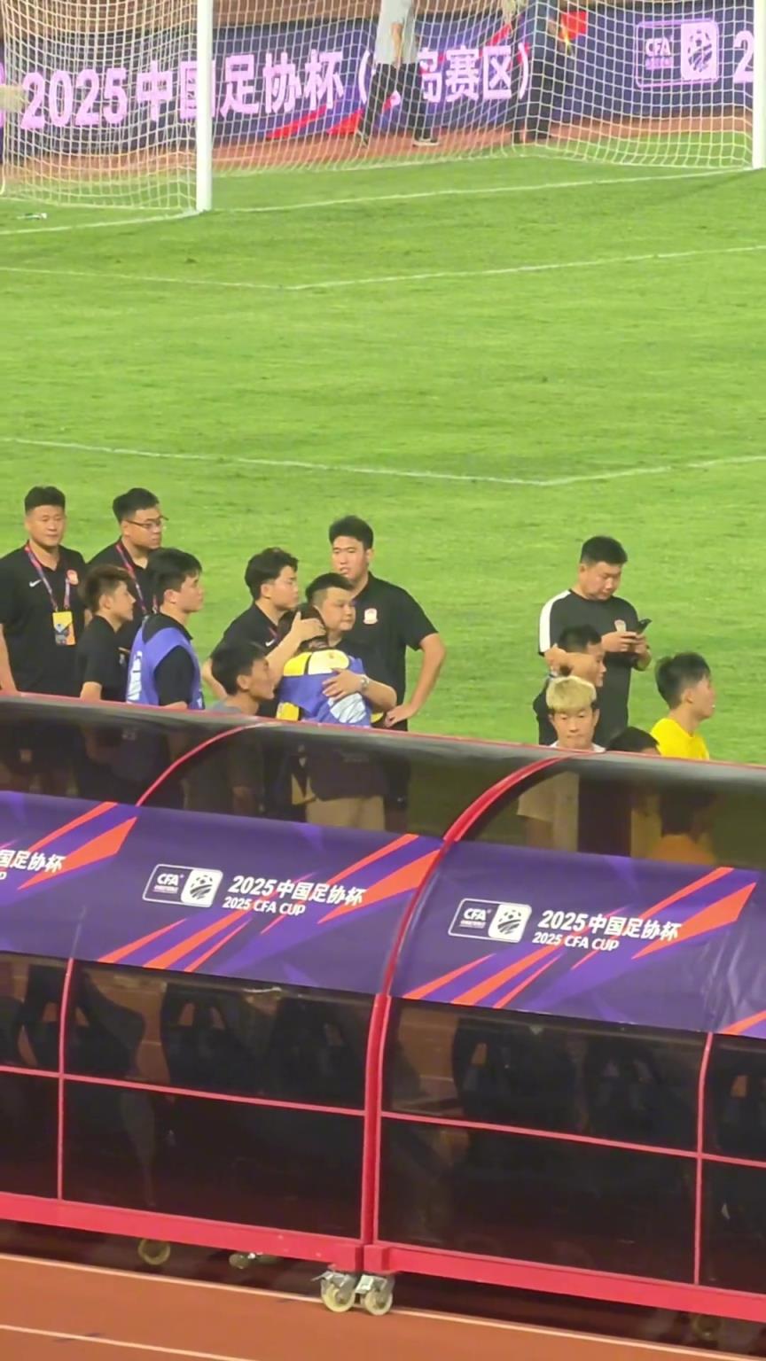 青岛西海岸投资人将泪流满面的儿子抱在怀里,可能这就是足球吧~