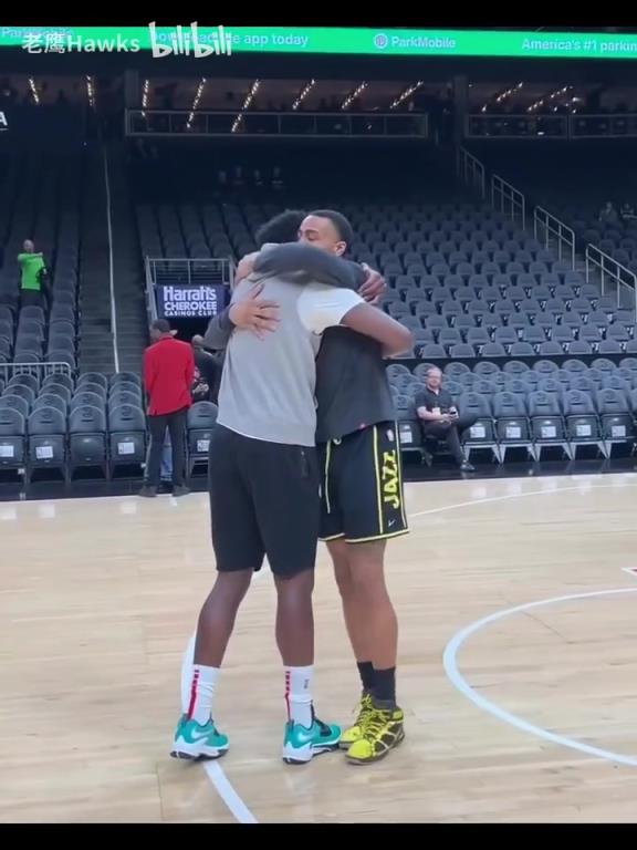 和博格丹重聚了!此前柯林斯回老鹰主场,和兄弟们互动!