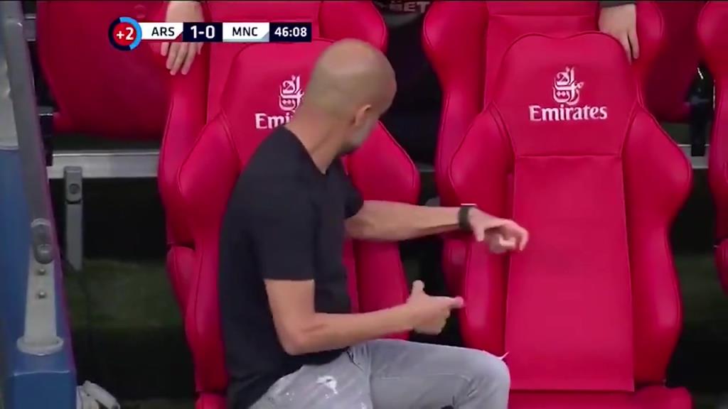 这镜头太有喜感了!网友:瓜迪奥拉对空椅子喋喋不休!