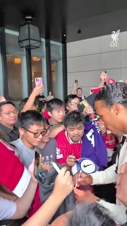 抵达酒店后的范戴克,给众多中国球迷签名合影