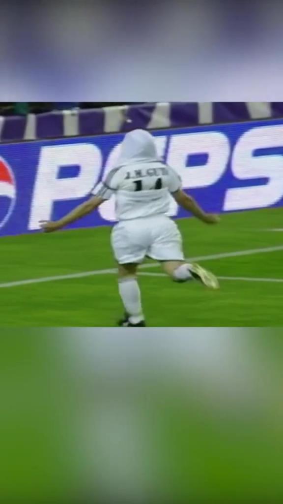 球迷朋友们这球来不及调整了!在下只能天外飞仙了!