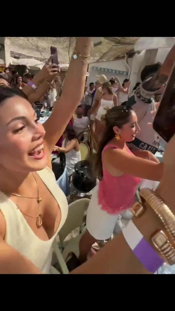 享受假期的詹姆斯 周围全是美女啊!