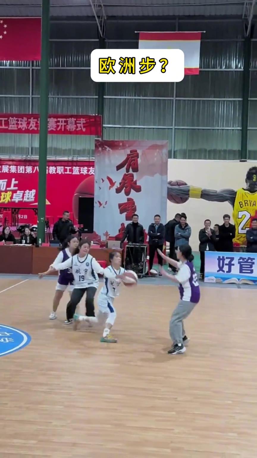 这是我们学校女生打球的样子。。。。我都不好意思说