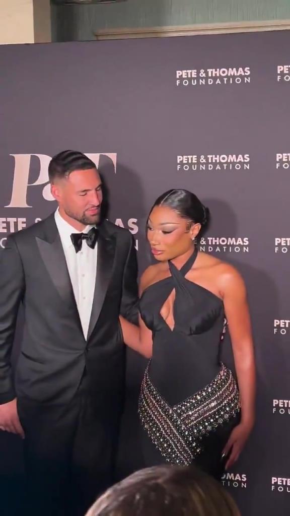 克莱搂着女友这画面感不敢想象,原来克莱喜欢这种类型的