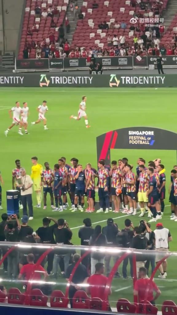 阿森纳赛后领取奖杯时,米兰替补球员还在加练