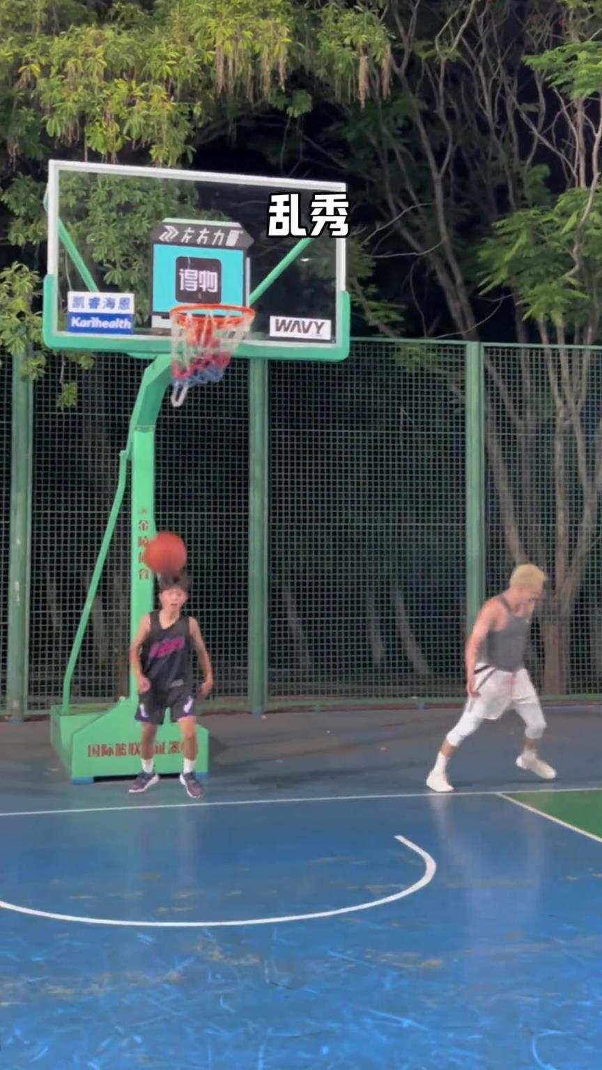 现在小孩哥打球都这么强这么丝滑了?不过个别总感觉有走步嫌疑