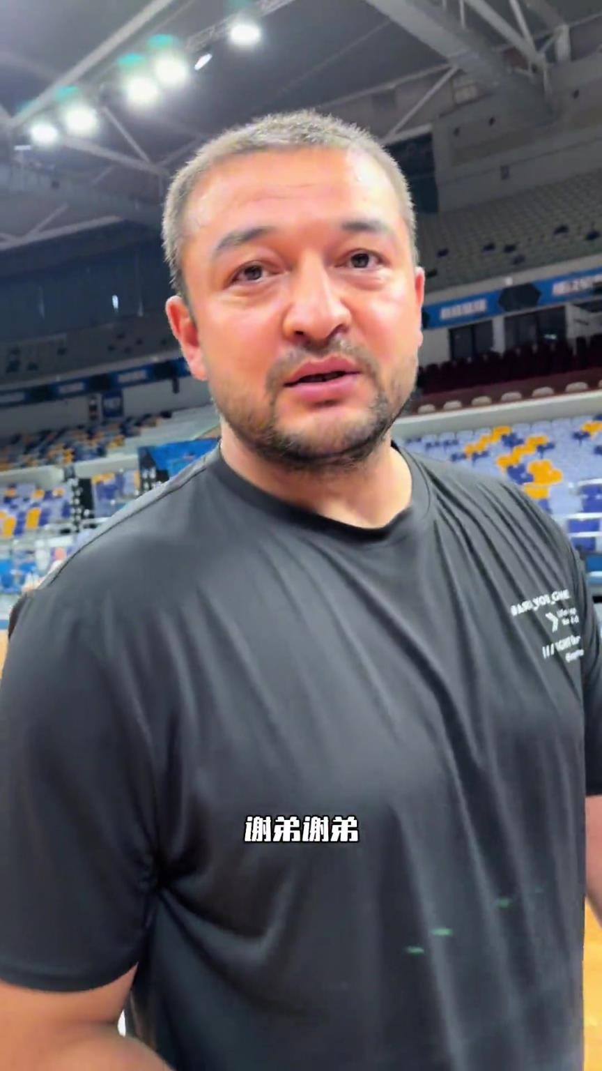 来搞笑的!91年34岁的中年肥胖西热力江单挑秀了一记喀什步