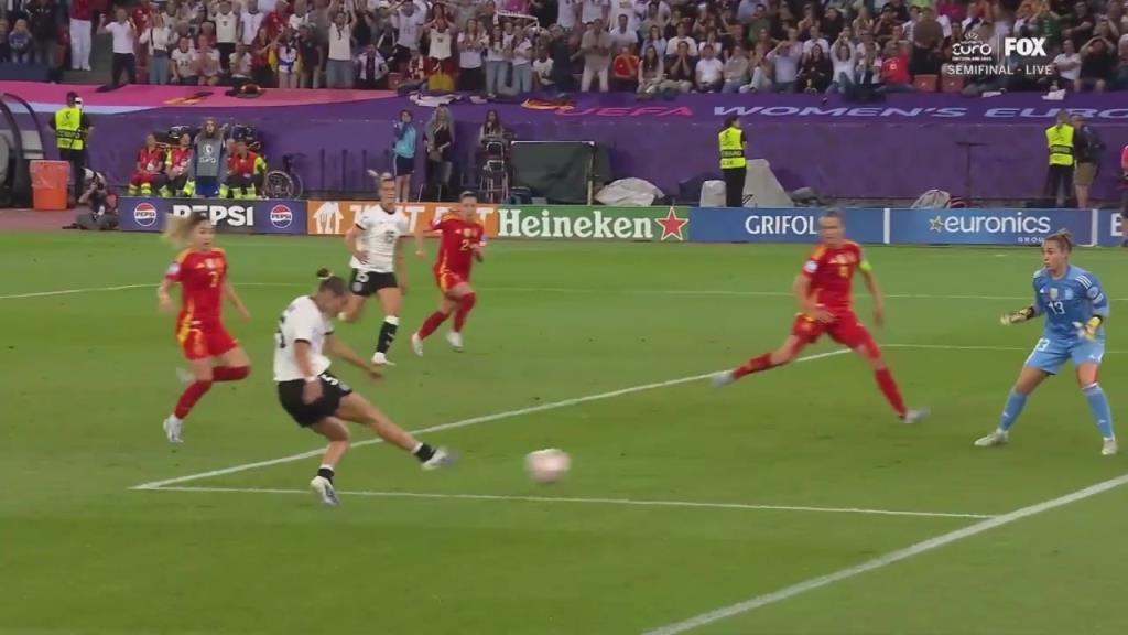 太神了!女足欧洲杯巴萨女足门将神奇两连扑!拒绝德国绝杀!