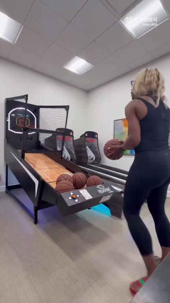 你也要复出?姐姐大威征战巡回赛 妹妹小威在家练习投篮 这翘臀