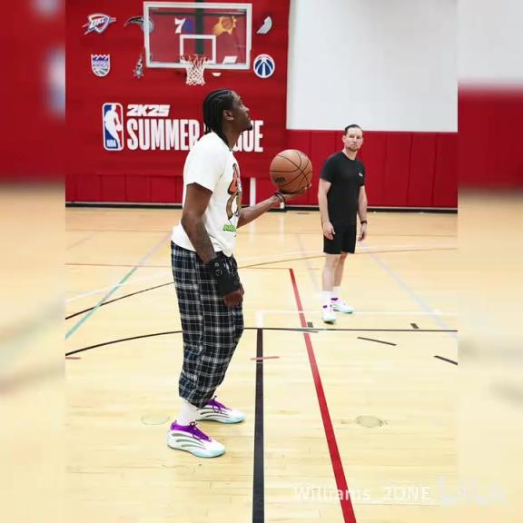 和科比的同款照片!杰威:右手受伤了,我还可以练左手!