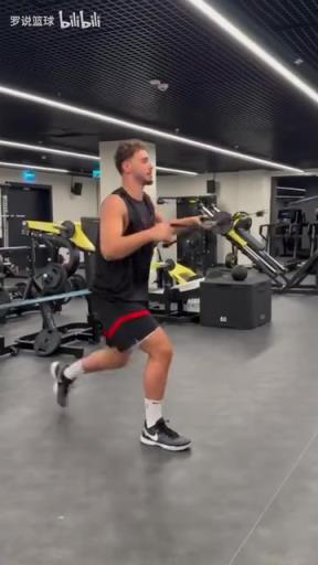 变壮了吗?申京的休赛期训练!反击接队友传球起飞暴扣!