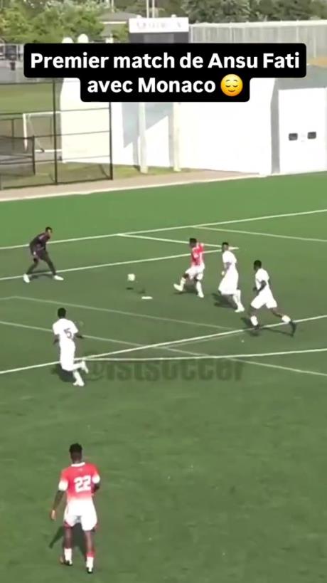 这是鬼上身了?守门员已经抱住皮球,前锋依旧往球上撞!