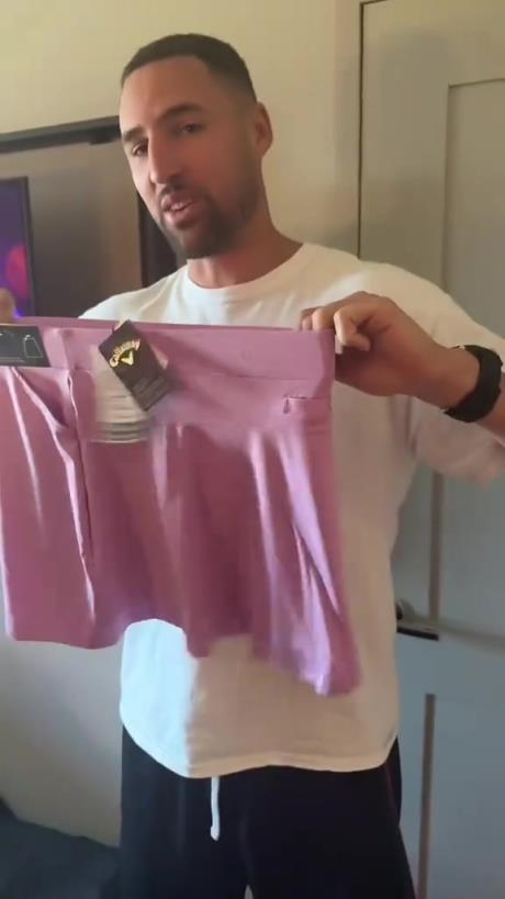 真贴心啊!克莱-汤普森帮女友选衣服一起去打高尔夫~