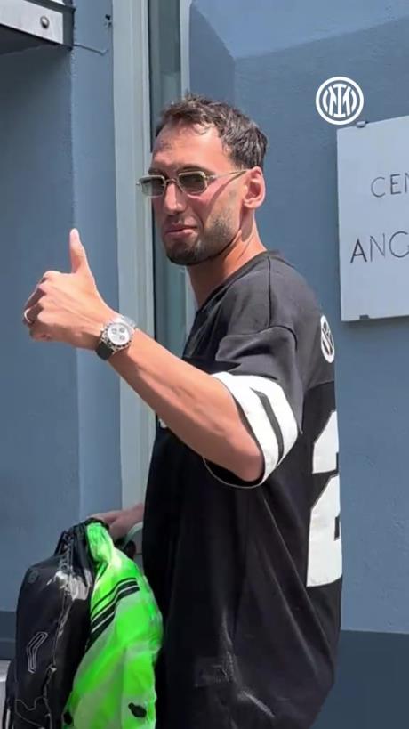 备战新赛季,蓝黑众将重新集结,恰尔汗奥卢面带笑容❤