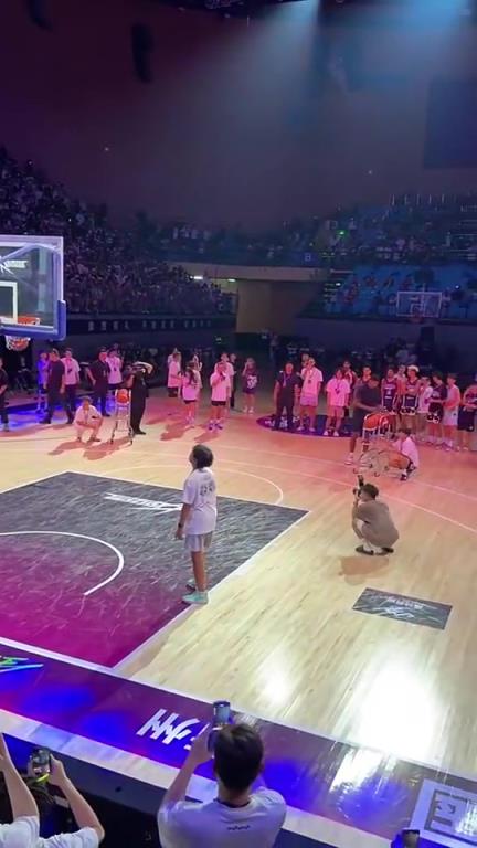 恩比德看完沉默了!乔治去年中国行表演三分,离谱的10中2!