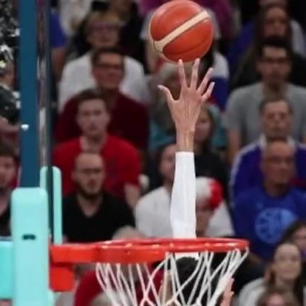 相当恐怖!有人拍下文班亚马盖帽的一瞬间,几乎大半只手臂都要超框了