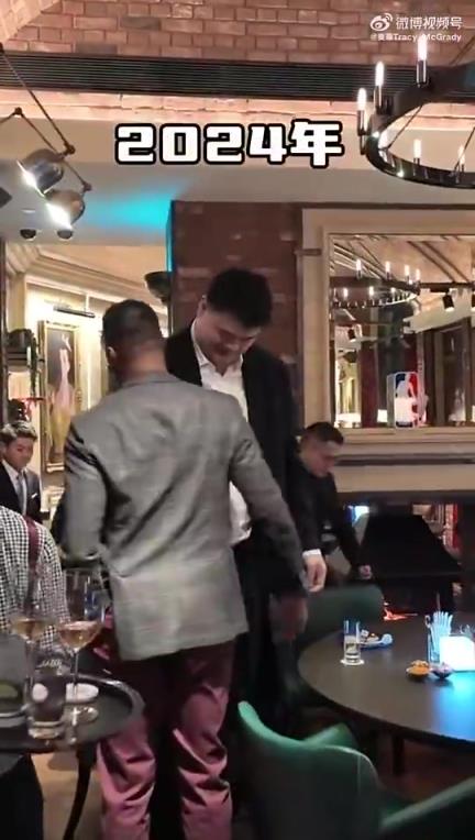 身材都胖了不少!姚明和麦迪24在澳门聚首,双手插兜聊得很开心