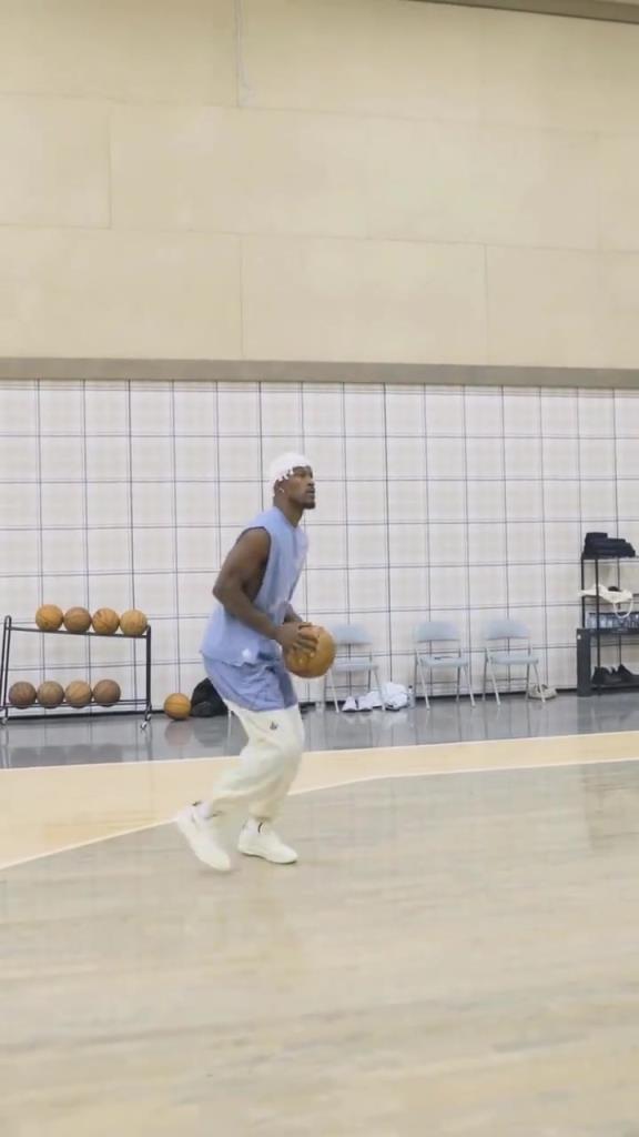 巴哥沉迷训练,又整了个稀奇古怪的造型