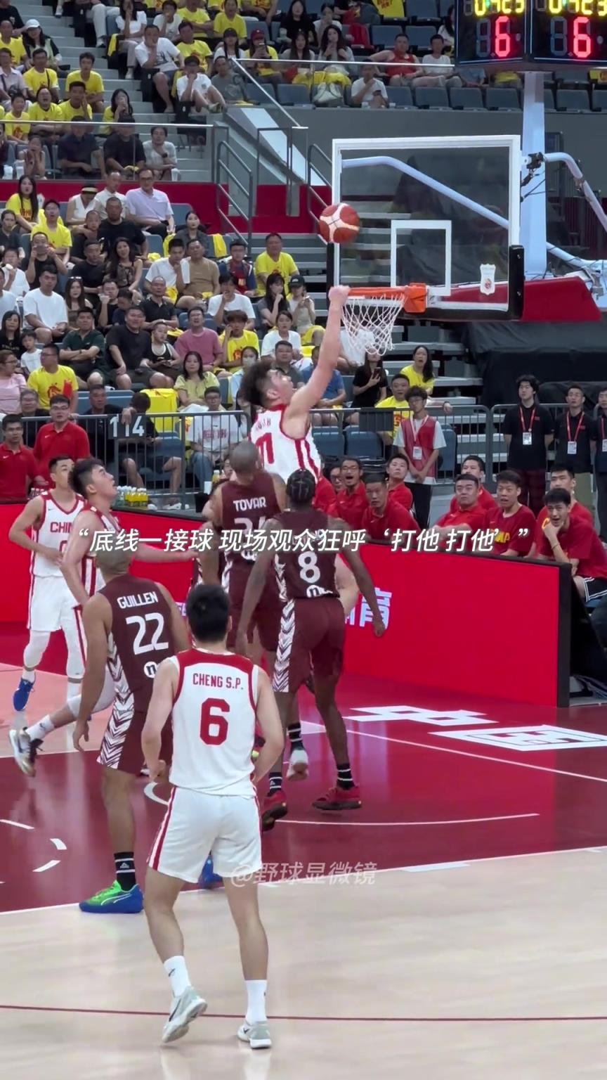 在观众一声声“打他 打他”的呐喊声中,余嘉豪也是打嗨了...