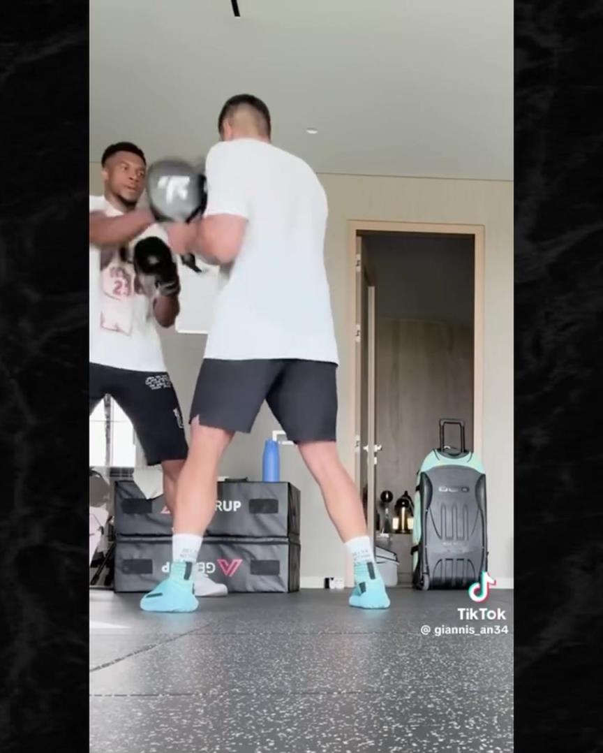 字母哥和老婆练拳击 还聘请了拳击教练 这是防身做准备?