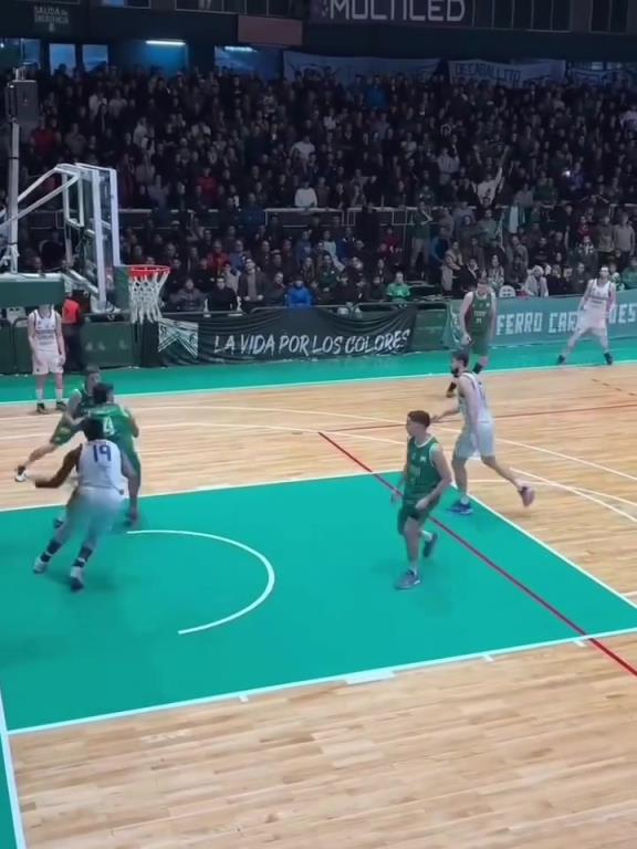 据说这是篮坛历史上最远的绝杀没有之一!还是压哨绝杀!