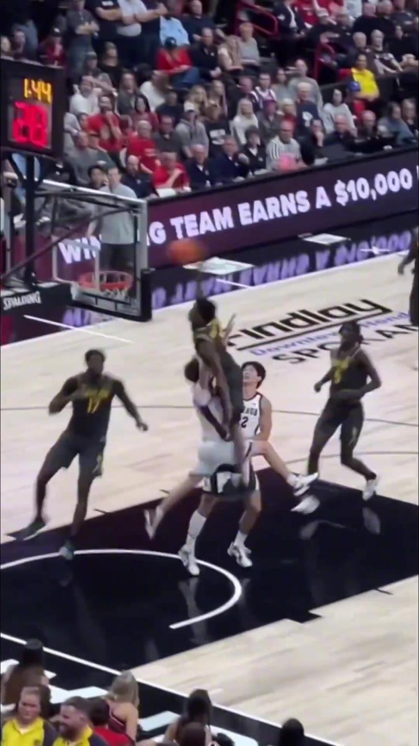 探花埃奇库姆这炸裂的隔扣,76人赚到了?