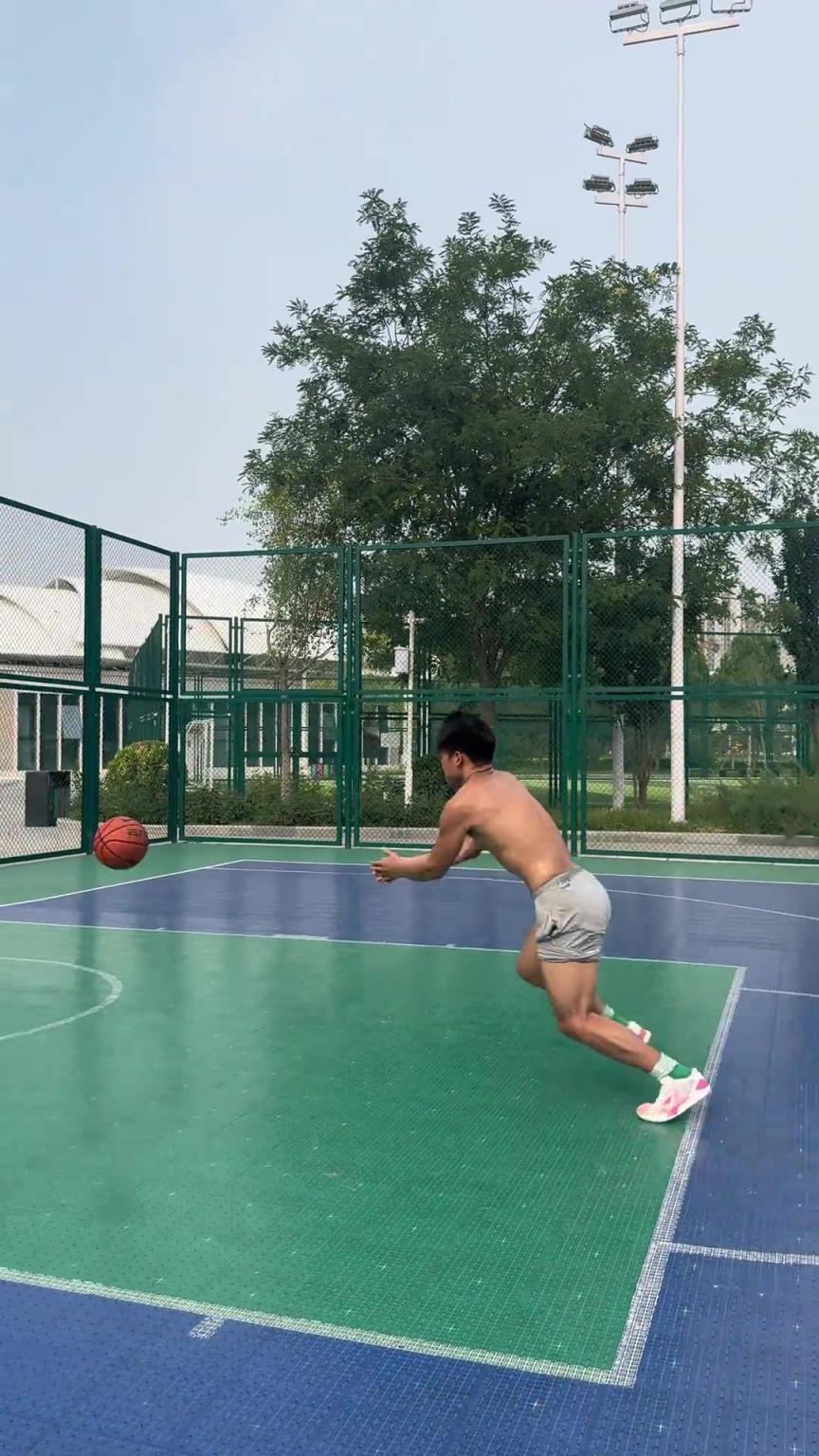 1米7能扣矮框也很强了!国宝晒扣篮视频:身高矮不是借口!